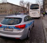 Policyjny punkt kontroli autobusów w Stalowej Woli.