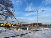 Trwa budowa osiedla Ogrodowego w Charzewicach w Stalowej Woli. Na placu zamontowano żurawia budowlanego.