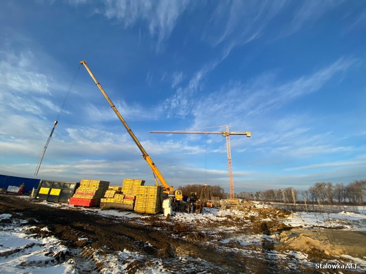 Trwa budowa osiedla Ogrodowego w Charzewicach w Stalowej Woli. Na placu zamontowano żurawia budowlanego.