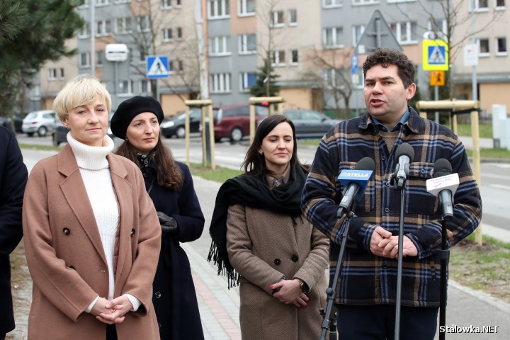 Na ulicy Wojska Polskiego w Stalowej Woli odbyła się konferencja prasowa podsumowująca akcję sadzenia dużych drzew na terenie miasta. Tylko w minionym roku na tej ulicy utworzono szpaler drzew w liczbie 78 sztuk.