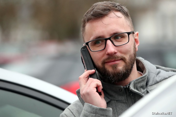 Na ulicy Wojska Polskiego w Stalowej Woli odbyła się konferencja prasowa podsumowująca akcję sadzenia dużych drzew na terenie miasta. Tylko w minionym roku na tej ulicy utworzono szpaler drzew w liczbie 78 sztuk.