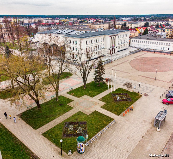 Miejski Zakład Komunalny w Stalowej Woli rozpoczął wiosenne nasadzenia. Ukwiecone klomby można zobaczyć już przy kinie Ballada i Miejski Dom Kultury.