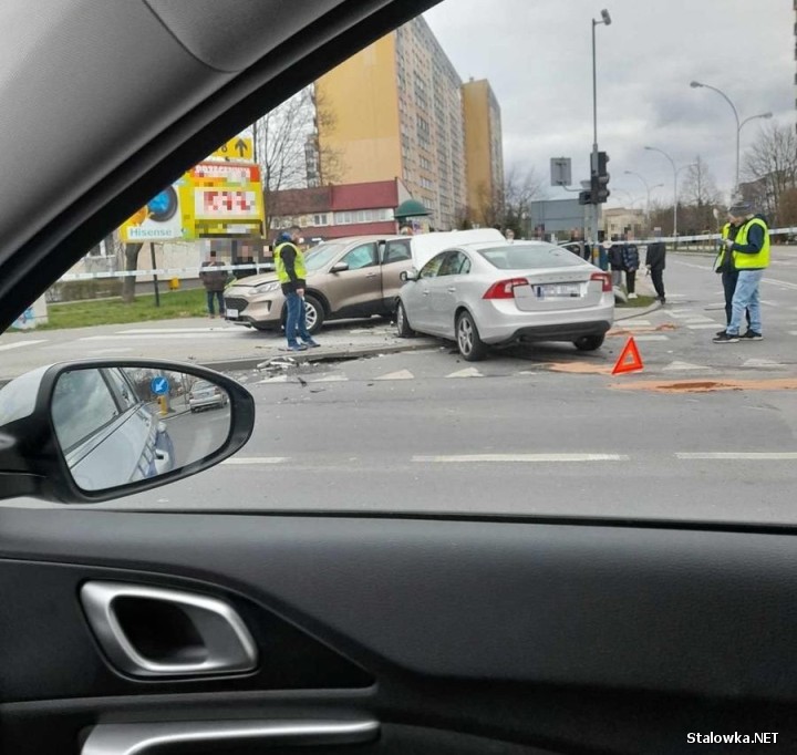 Na skrzyżowaniu ul. Komisji Edukacji Narodowej z ul. Wojska Polskiego doszło do zderzenia volvo z fordem.
