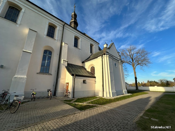 Barokowa świątynia pod wezwaniem Trójcy Przenajświętszej w Zaklikowie idealnie domyka wymiar surowej kontemplacji dnia męki i śmierci Pańskiej.