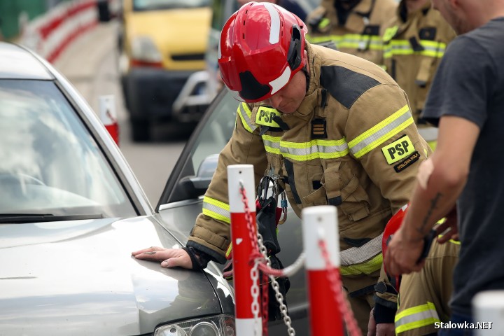 Na trasie podskarpowej samochód osobowy uszkodził 8 przydrożnych słupków.