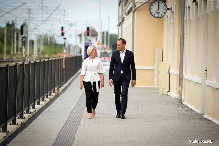 Renata Knap i Rafał Weber. Konferencja prasowa w sprawie budowy Centralnego Portu Komunikacyjnego.