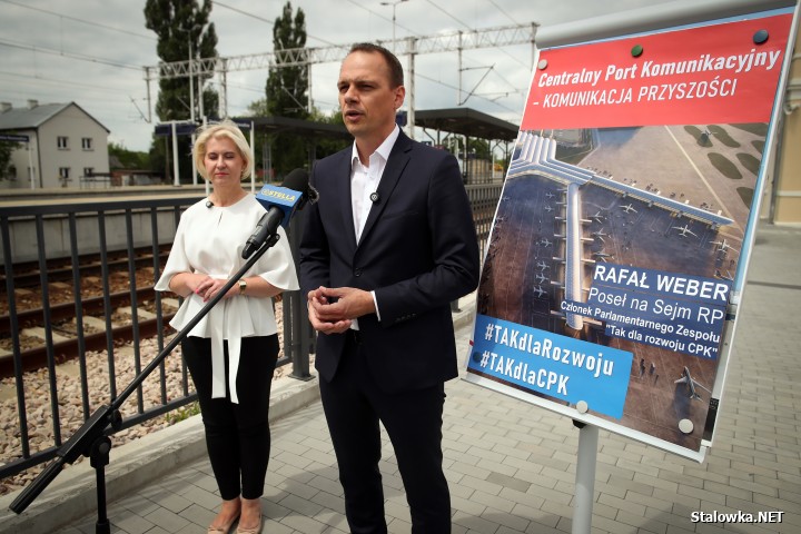 Renata Knap i Rafał Weber. Konferencja prasowa w sprawie budowy Centralnego Portu Komunikacyjnego.