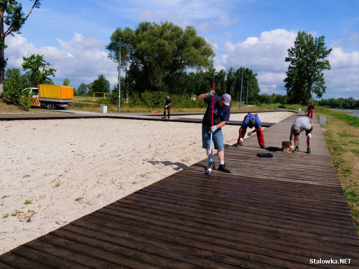 Biegnąca wzdłuż rzeki San drewniana promenada dedykowana spacerowiczom przeszła modernizację. Dzięki regularnej konserwacji będzie służyć przez kolejne lata.