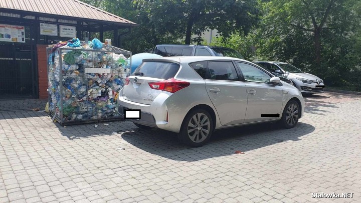 Samochody blokują odbiór odpadów.