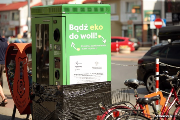 Na niedziałających recyklomatach w Stalowej Woli widnieje napis: Bądź eko do woli!