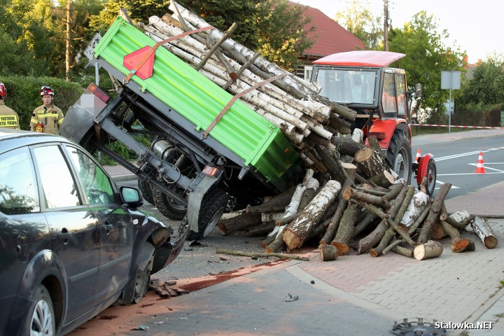 Wypadek na Brandwickiej. Auto wjechało w przyczepę z drewnem.