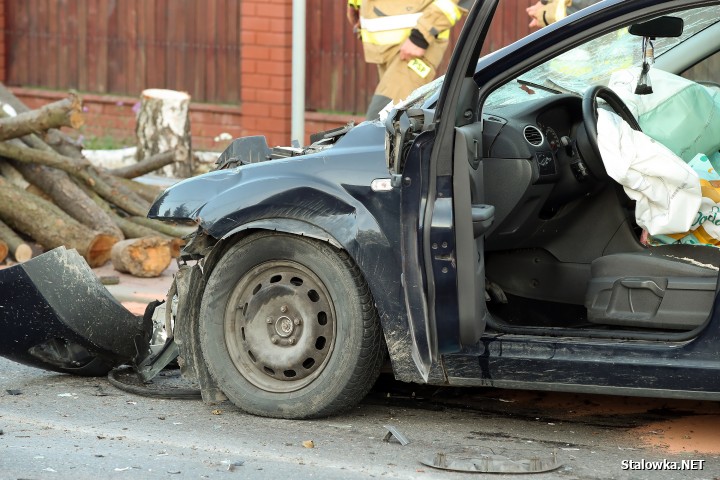 Wypadek na Brandwickiej. Auto wjechało w przyczepę z drewnem.