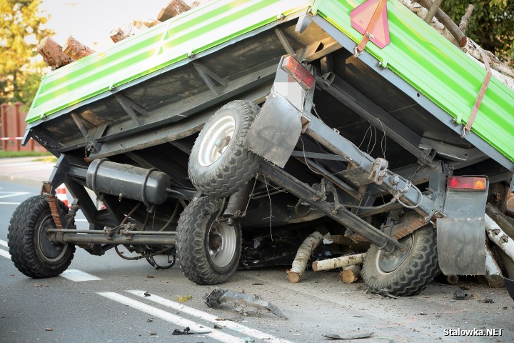 Wypadek na Brandwickiej. Auto wjechało w przyczepę z drewnem.