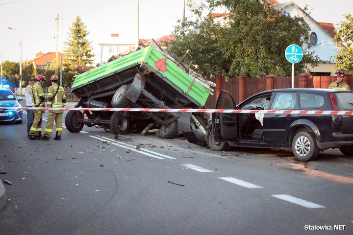 Wypadek na Brandwickiej. Auto wjechało w przyczepę z drewnem.