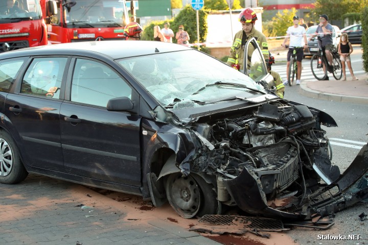 Wypadek na Brandwickiej. Auto wjechało w przyczepę z drewnem.