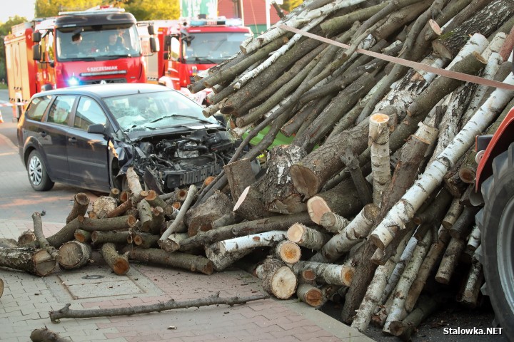 Wypadek na Brandwickiej. Auto wjechało w przyczepę z drewnem.