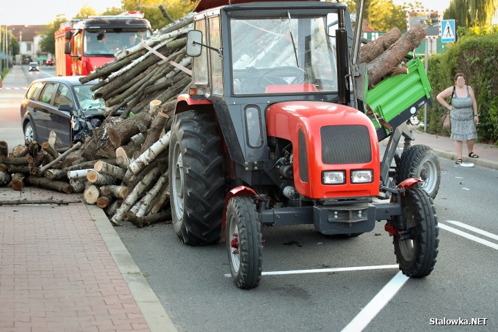 Wypadek na Brandwickiej. Auto wjechało w przyczepę z drewnem.