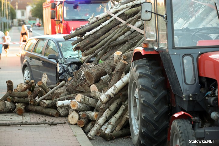 Wypadek na Brandwickiej. Auto wjechało w przyczepę z drewnem.