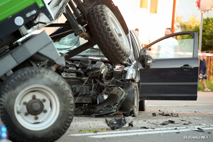 Wypadek na Brandwickiej. Auto wjechało w przyczepę z drewnem.