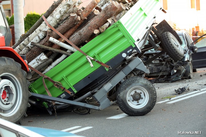 Wypadek na Brandwickiej. Auto wjechało w przyczepę z drewnem.