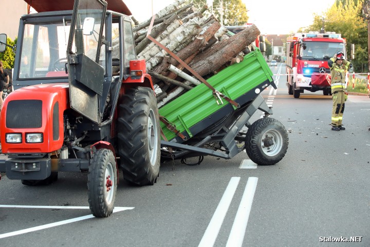 Wypadek na Brandwickiej. Auto wjechało w przyczepę z drewnem.