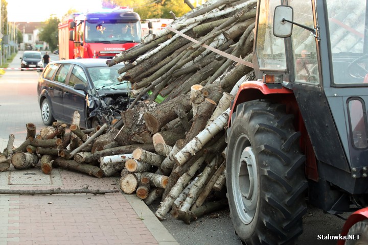 Wypadek na Brandwickiej. Auto wjechało w przyczepę z drewnem.