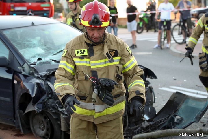 Wypadek na Brandwickiej. Auto wjechało w przyczepę z drewnem.