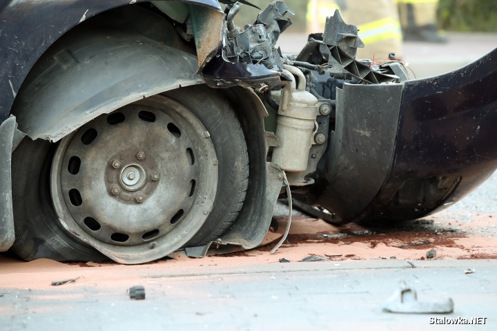 Wypadek na Brandwickiej. Auto wjechało w przyczepę z drewnem.