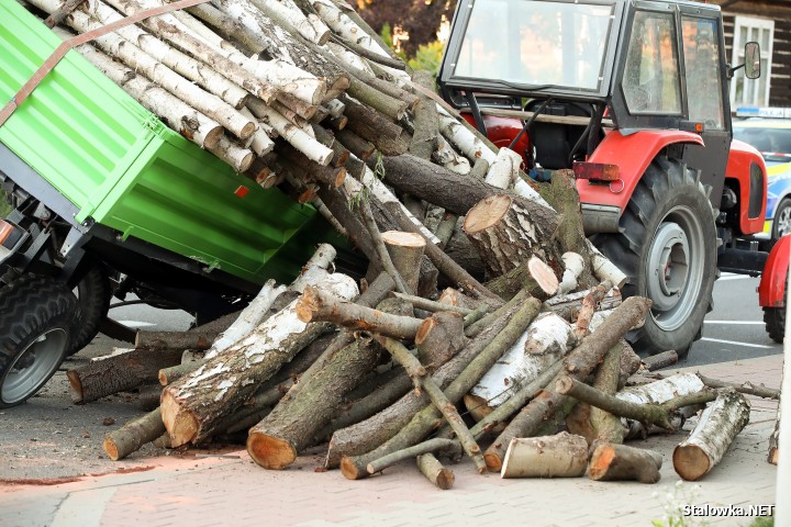 Wypadek na Brandwickiej. Auto wjechało w przyczepę z drewnem.