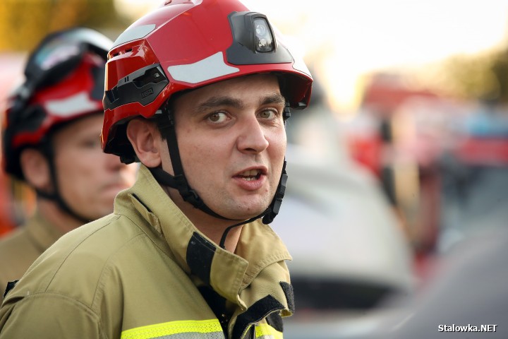 Wypadek na Brandwickiej. Auto wjechało w przyczepę z drewnem.