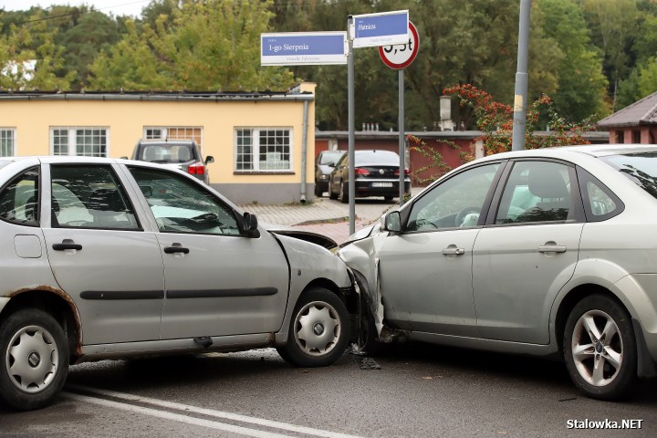 Wypadek na Hutniczej. Ranna 1 osoba.