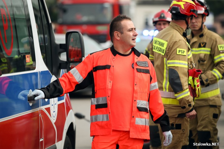 Na ul. 1-go Sierpnia przed szkołą budowlanką doszło do wypadku drogowego, w którym ranny został kierowca skutera.