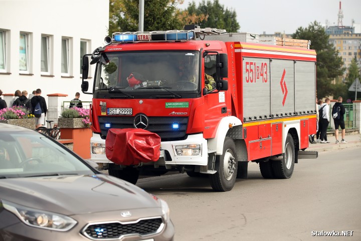 Na ul. 1-go Sierpnia przed szkołą budowlanką doszło do wypadku drogowego, w którym ranny został kierowca skutera.