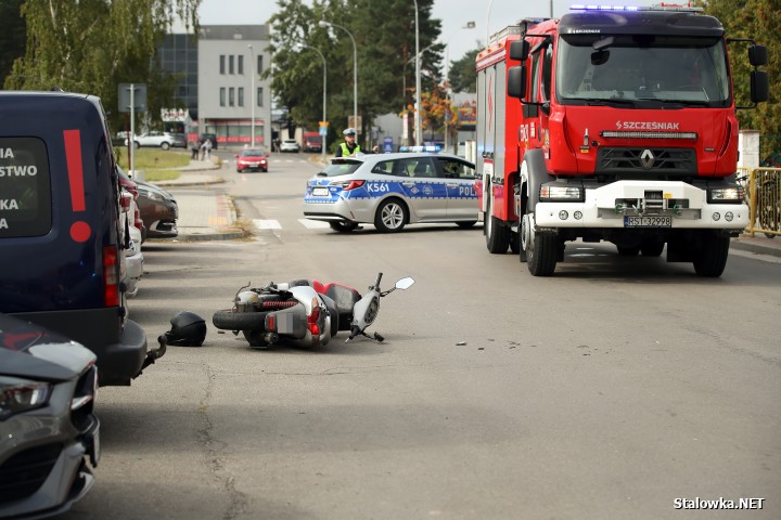 Na ul. 1-go Sierpnia przed szkołą budowlanką doszło do wypadku drogowego, w którym ranny został kierowca skutera.