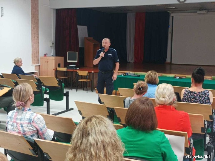 Stalowowolscy policjami każdego roku przeprowadzają kilkaset spotkań profilaktycznych z dziećmi i młodzieżą, które poświęcone są szeroko pojętemu bezpieczeństwu.