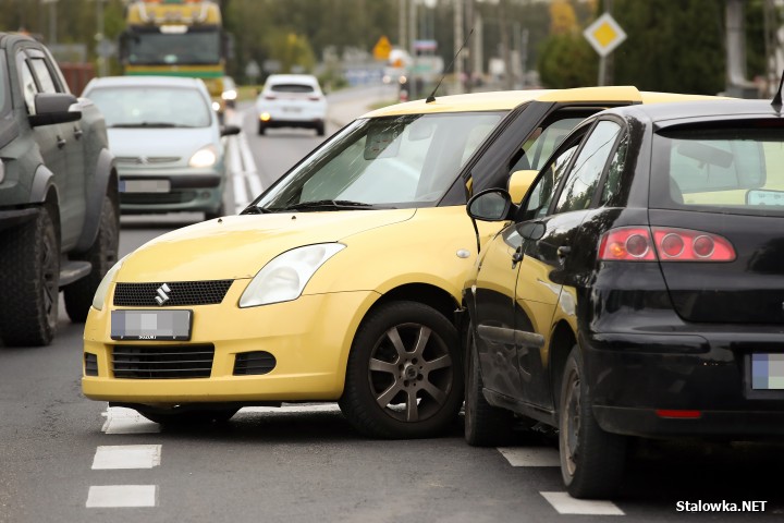 DK77: Wypadek w Turbi. Zderzyły się dwa auta. 1 osoba ranna.