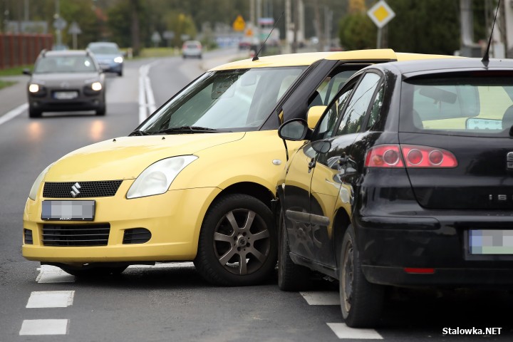 DK77: Wypadek w Turbi. Zderzyły się dwa auta. 1 osoba ranna.