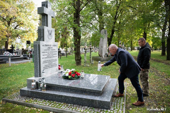 
Na grobie Tadeusza Gajdy znicz zapalili wicestarosta stalowowolski Stanisław Sobieraj oraz Prezes Okręgu Podkarpackiego Związku Oficerów Rezerwy RP Krzysztof Pąk.