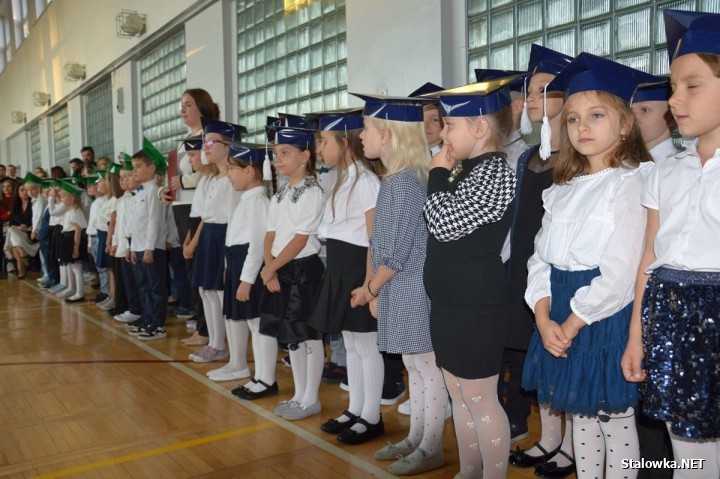 Pierwszaki czterech klas pierwszych pożegnały na dobre stan przedszkolny, w obecności dyrekcji, rodziców złożyły uroczyste ślubowanie.