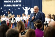 Dziś trzy klasy pierwsze miały swoje święto, pasowanie na ucznia. Na zdjęciu: Ryszard Andres, dyrektor szkoły.