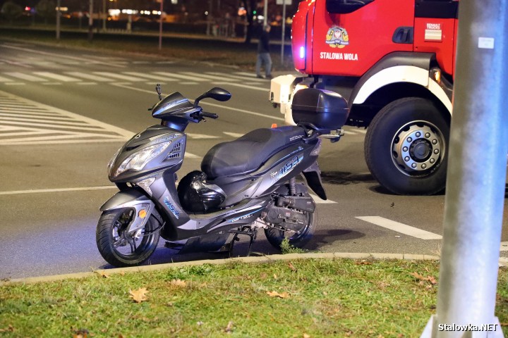 Wypadek na Alejach w Stalowej Woli. Skuter zderzył się z Arteonem.