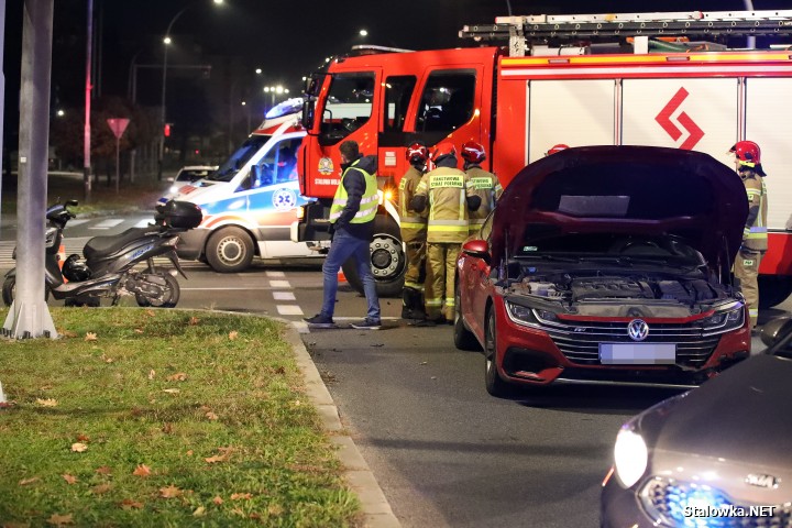 Wypadek na Alejach w Stalowej Woli. Skuter zderzył się z Arteonem.