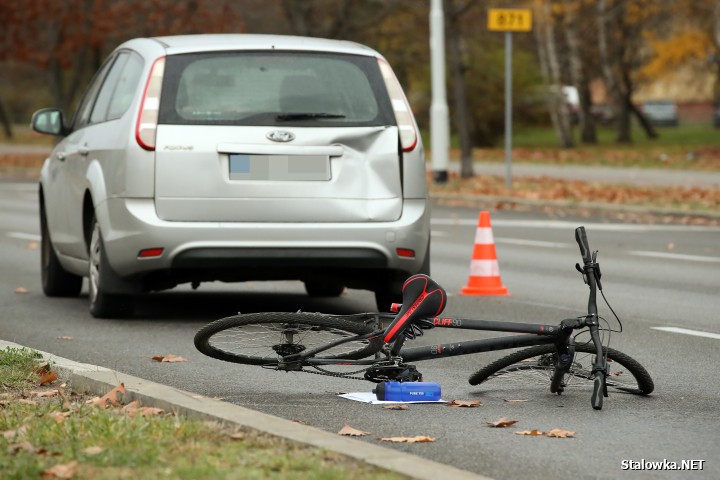 Potrącenie rowerzysty na Alejach. 14-latek z obrażeniami trafił do wojewódzkiego szpitala w Rzeszowie