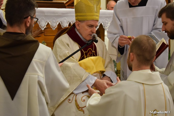 W parafii pw. Zwiastowania Pańskiego w Stalowej Woli bp Krzysztof Nitkiewicz w trakcie uroczystej Eucharystii udzielił święceń diakonatu br. Andrzejowi Basiście oraz kapłańskich br. Kacprowi Stecowi ze zgromadzenia Braci Mniejszych Kapucynów. 