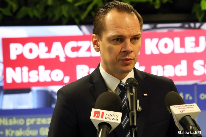 15 grudnia wchodzi w życie nowy rozkład jazdy PKP. Niestety nie jest on korzystny dla powiatów: stalowowolskiego i niżańskiego, o czym mówił poseł Rafał Weber (PiS), podsumowując rok rządów premiera Donalda Tuska.