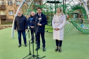 Teren przy bloku Siedlanowskiego 2 i parking przy Starostwie Powiatowym w Stalowej Woli zyskały nową jakość. W czwartek, 19 grudnia władze miasta i powiatu zaprezentowały efekty trwającego kilka miesięcy remontu.