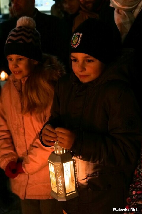 Po liturgii nastąpił przemarsz na rozwadowski Rynek, rozpalenie ognia oraz przekazanie Betlejemskiego Światła Pokoju.