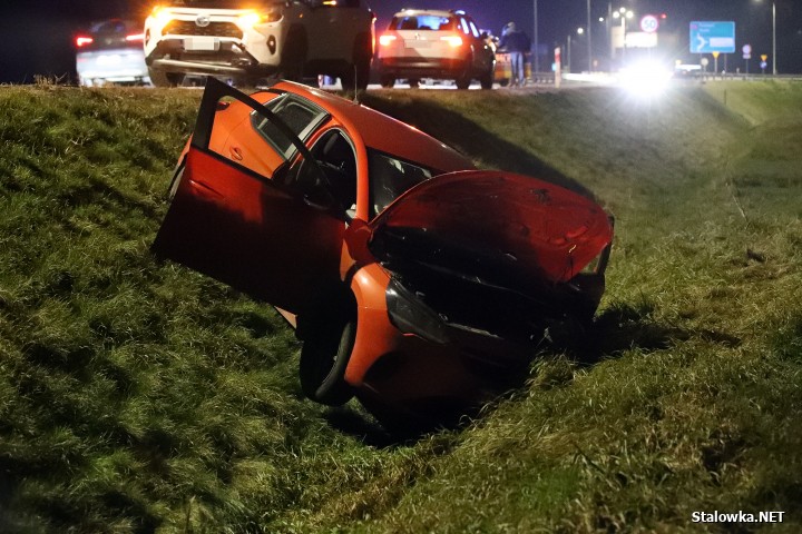 Auto spadło ze skarpy. Wypadek na obwodnicy Stalowej Woli i Niska.