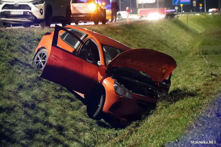 Auto spadło ze skarpy. Wypadek na obwodnicy Stalowej Woli i Niska.