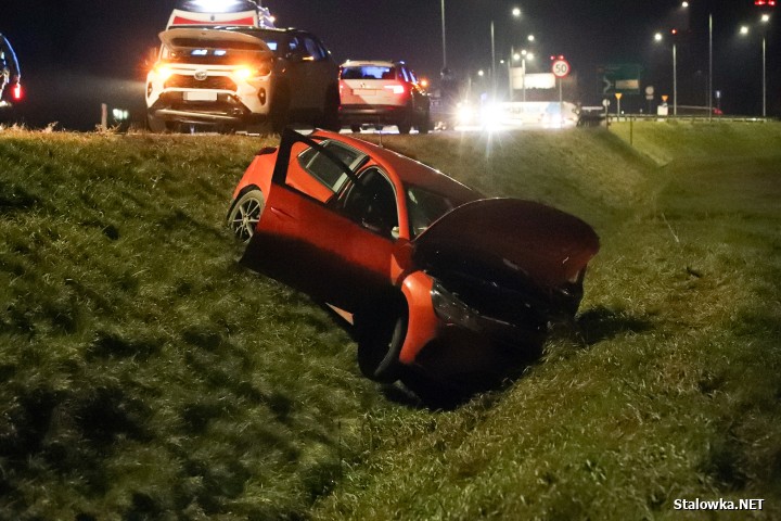 Auto spadło ze skarpy. Wypadek na obwodnicy Stalowej Woli i Niska.